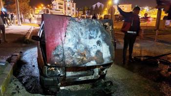 Emet’Te Hareket Halindeki Araç Yandı
