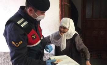 Emet’Te Jandarma Kapı Kapı Dolaşıp Yardımları Dağıttı
