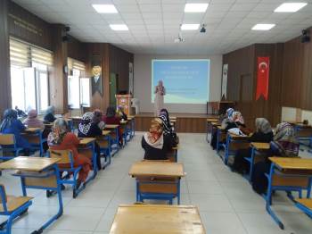 Emet’Te Kur’An Kursları’Nda Görev Yapan Bayan Öğreticilere Seminer
