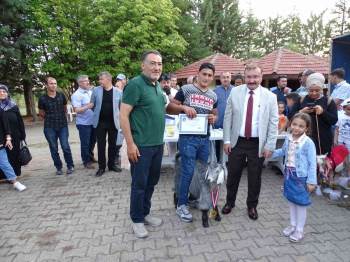 Emet’Te Oğlaklar Podyuma Çıktı
