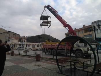 Emet’Te Oturma Bantları Kaldırıldı
