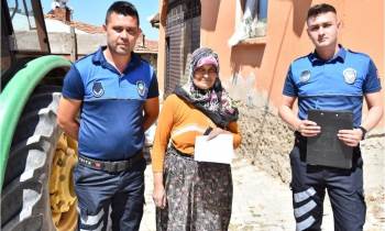 Emetli Esnaf Pazar Yerinde Buldukları 5 Bin Tl’Yi Zabıtaya Teslim Etti
