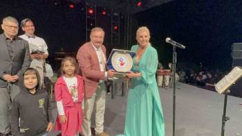 Emetliler Muazzez Arsoy İle Coştu
