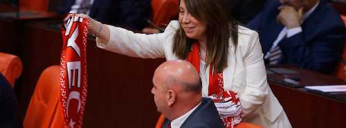 Emine Hoca Meclis'te Türkiye atkısı dağıttı