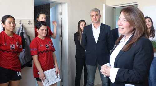 Emine Nur Günay'dan sporculara destek