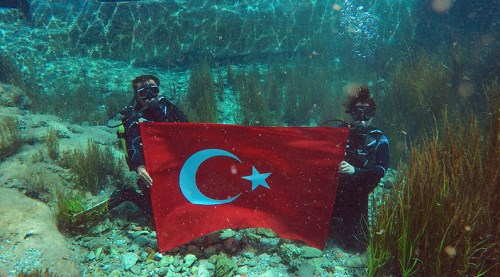 Emine Nur Günay su altında kutladı
