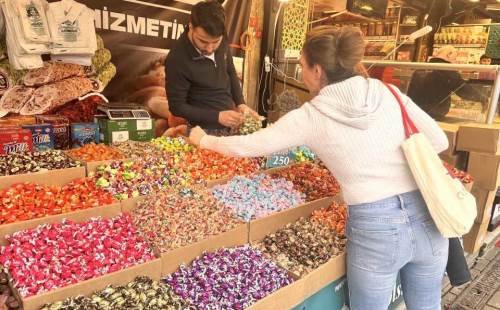 Eminönü'nde bayram telaşı: Şeker ve çikolata kapış kapış gidiyor!