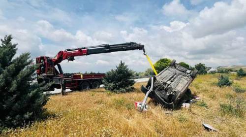 Emirdağ’da hafif ticari araç devrildi: 2 yaralı