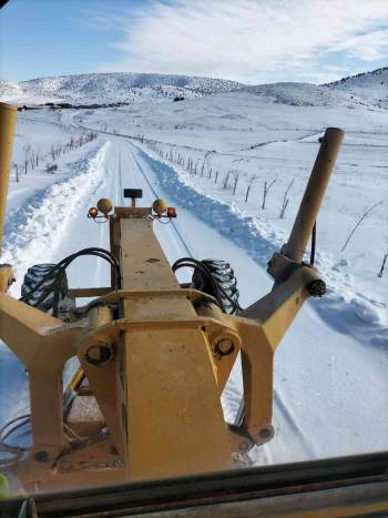 Emirdağ’Da Köy Yollarında Karla Mücadele Çalışmaları Sürüyor
