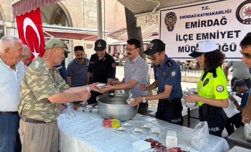 Emirdağ'da polis vatandaşa aşure dağıttı