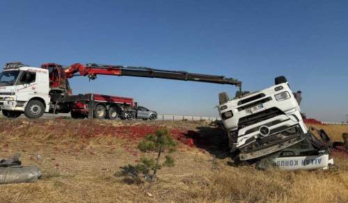 Emirdağ’da trafik kazası: Salçalık biber yüklü tır devrildi