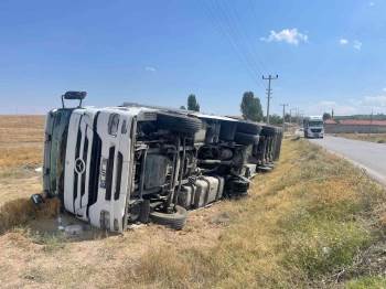 Emirdağ’Da Tuz Yüklü Tır Devrildi
