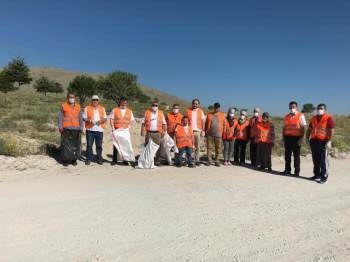 Emirdağ Gönüllüleri Çevre Temizliği Yapıyor

