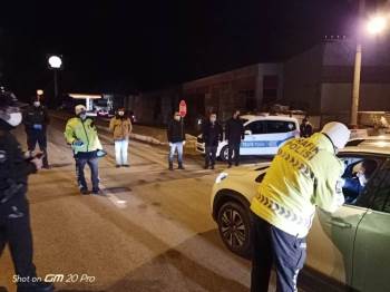 Emniyet Kemeri Takmayan 11 Sürücüye Bin 584 Tl Ceza Kesildi
