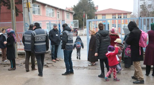 Emniyet'ten okul çevrelerine sıkı denetim