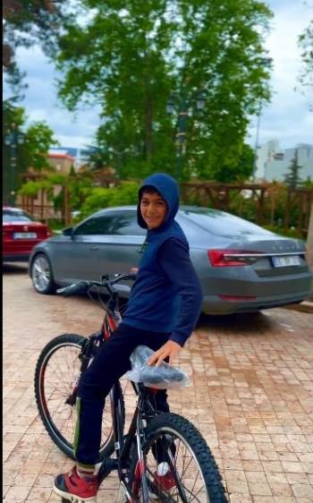 En Büyük Hayali Kırmızı Bisiklete Kavuşması Sevinci Görülmeye Değerdi
