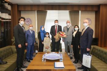 En Çok Okuyanlara Kitap Hediye Etti
