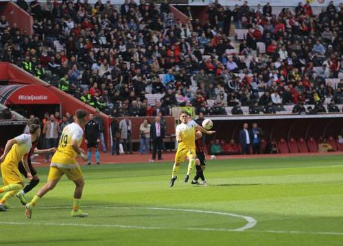 Enes göz dolduruyor