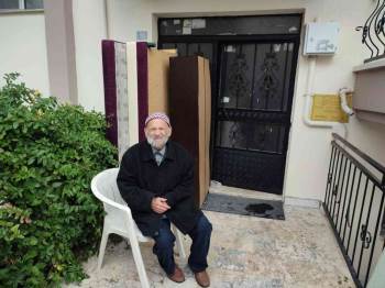 Engelli Baba Ve 7 Kişilik Ailesiyle Emlakçı Yüzünden Yağmur Altında Sokakta Kaldı
