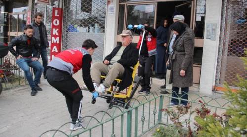 Engelli seçmenler sandığa taşındı