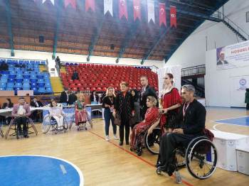 Engelli Sporcuların Dans Gösterileri Adeta Nefesleri Kesti
