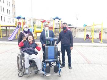 Engelli Vatandaşa Tekerlekli Sakat Arabası
