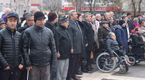 Engelliler Günü'nde Atatürk anıtına çelenk