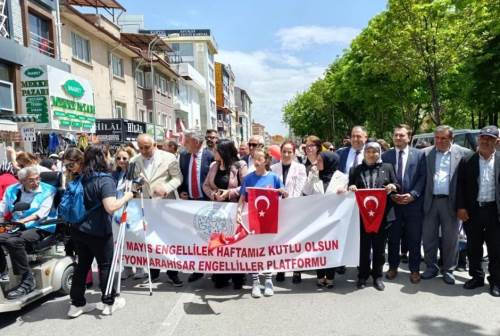 Engelliler için omuz omuza: Festival yürüyüşle start aldı