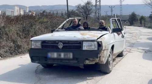 Enkaz altından çıkardığı 'yarım' otomobille trafikte