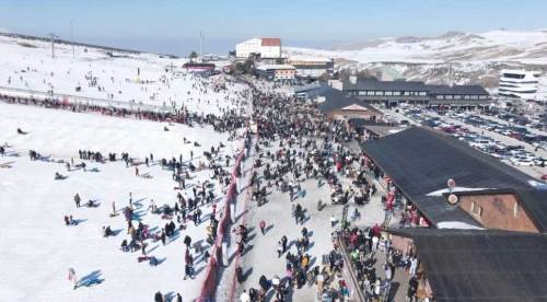 Erciyes Kayak Merkezi'ne adeta akın ettiler: Tam 2 milyon 750 bin kişi...