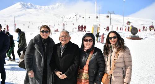 Erciyes Kayak Merkezi yerli ve yabancı misafirleriyle buluştu