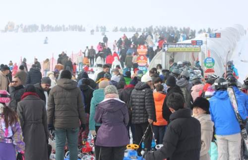 Erciyes’te kayak heyecanı ve halay keyfi bir arada
