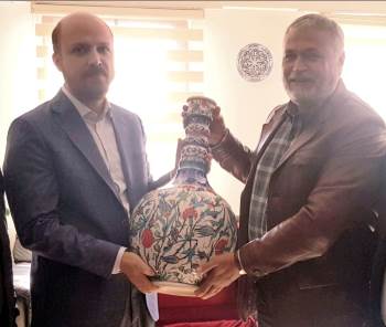 Erdoğan’A El Yapımı Çini Vazo
