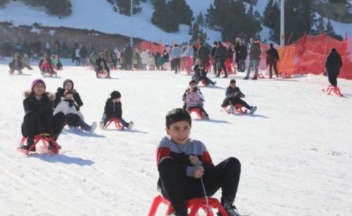 Ergan Kayak Merkezi hafta sonu kayakçılarla doldu