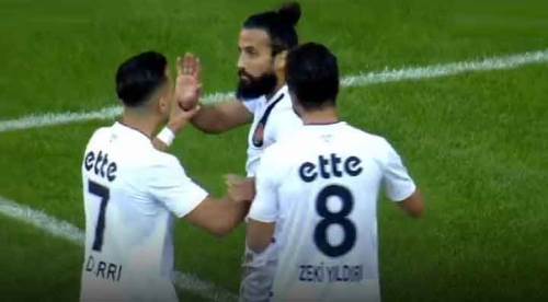 Erkan Zengin Eskişehirspor'a attığı gollerden sonra...
