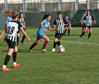 Erkek Futbolculara Taş Çıkartıyorlar
