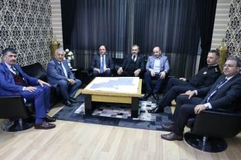 Eroğlu Da Koronavirisüne Önlemi İçin Elini Göğsüne Götürerek Selamlaştı
