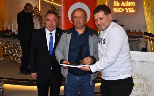 Erol Kaya’ya plaketi Şapcı takdim etti