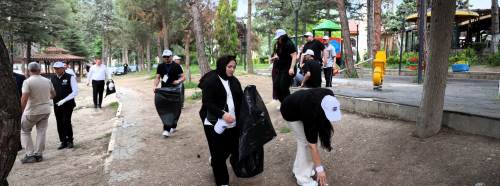 Ertuğrul Gazi Türbesi çevresinde poşet poşet çöp toplandı