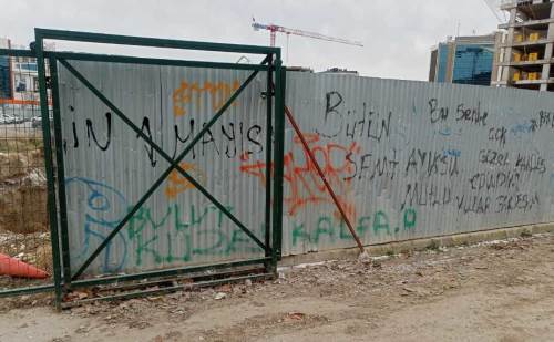 Ertuğrulgazi Mahallesi’nde izinsiz yazı ve çizimler dikkat çekiyor