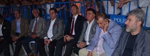 Es Es camiası demokrasi nöbetinde