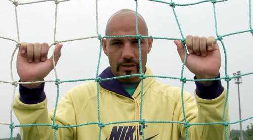 ES ES FAVORİ GÖZÜKÜYOR