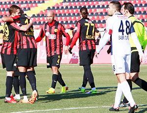 Es Es rakiplerini gole boğdu