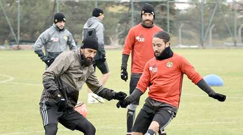 Es Es sıkı çalışıyor