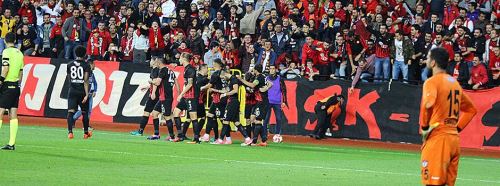 Es Es taraftarı Emrullah ile dalga geçiyor!