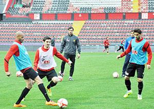 Es Es taraftarının önünde çalıştı