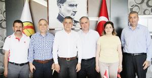 Es Es ve Dem Dem masaya oturdu