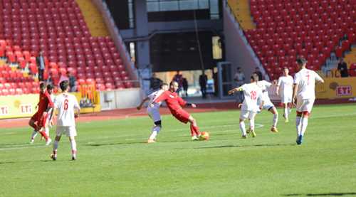 Es Es yeni evinde ilk maçını yaptı