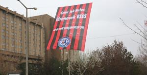 Es Es'e dev bayraklı destek