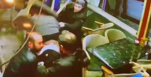 Esenyurt'ta pastane baskını: Sandalyeler havada uçtu, 3 kişi darp edildi